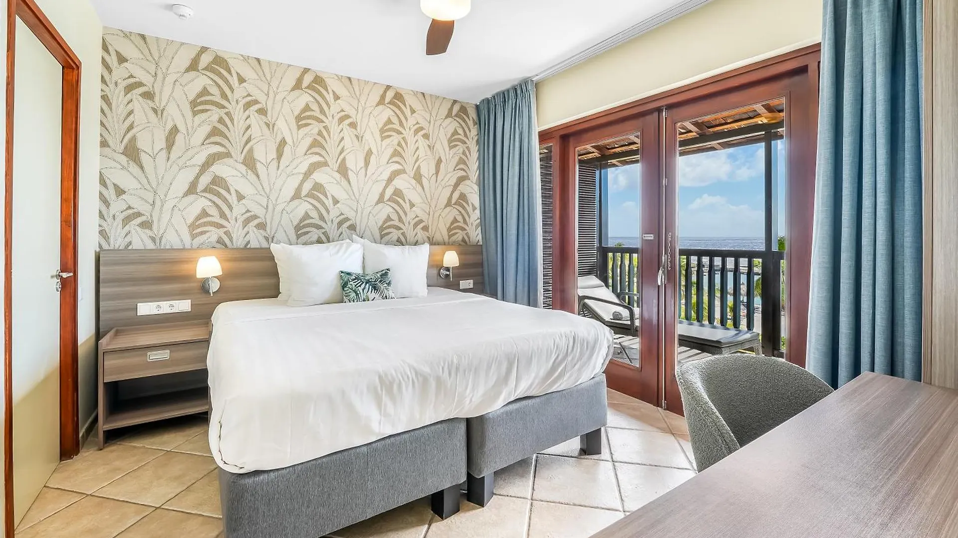 Lionsdive Beach Resort Curacao 4*,